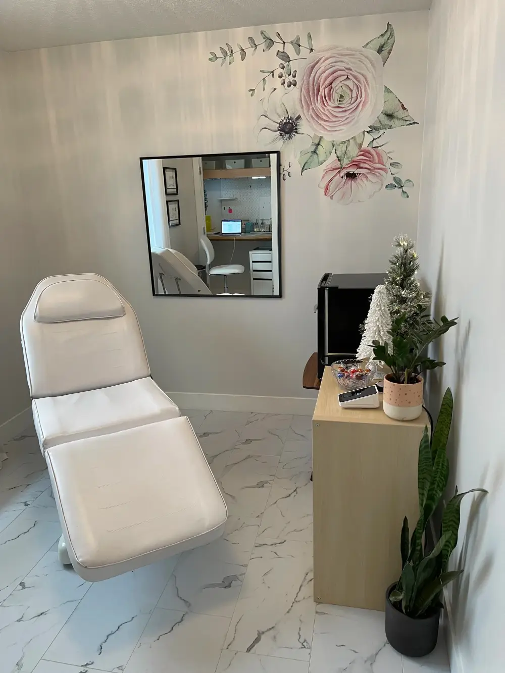 Treatment chair and mirror in the studio